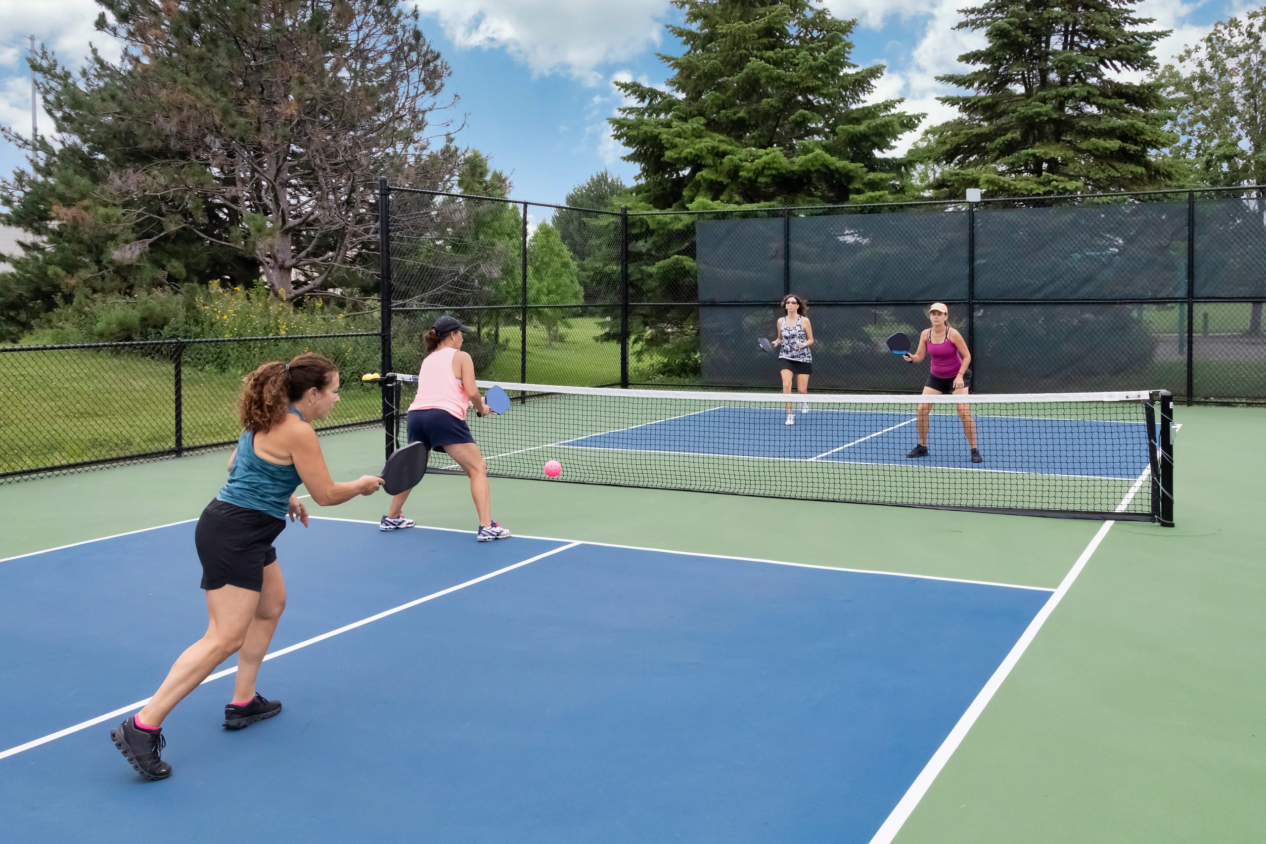 Pickleball lotado em quadra pública brasileira como Pelezão