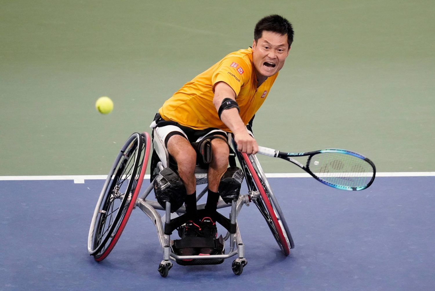 Shingo Kunieda jogando tênis em cadeira de rodas
