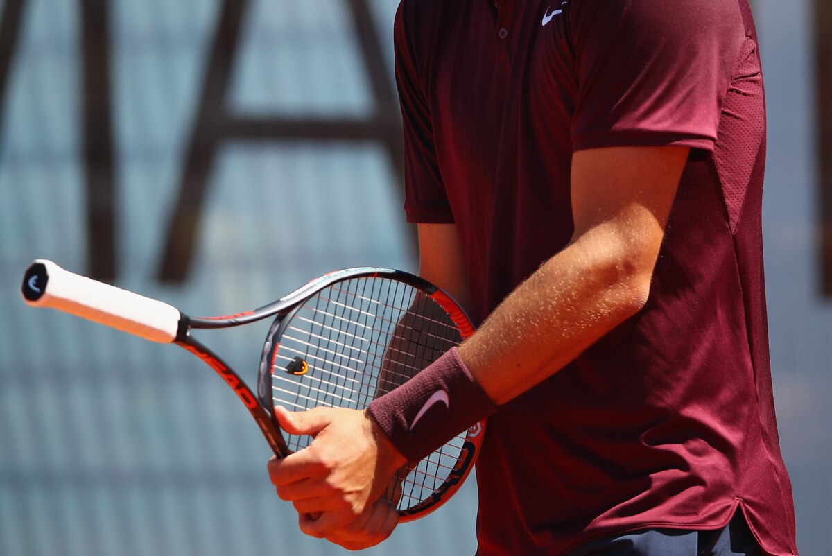 Bernard Tomic segurando a raquete invertida no Madrid Open 2016