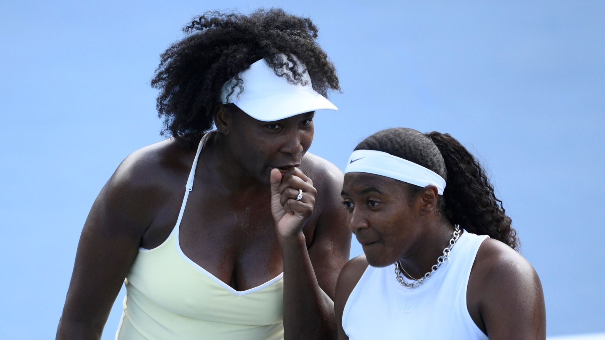 Venus Williams celebrando vitória no tênis aos 45 anos