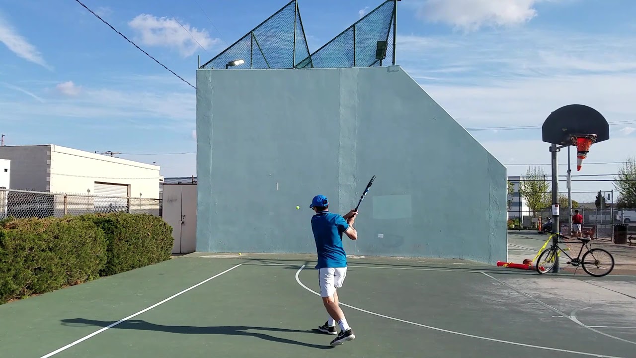 Drill de backhand contra a parede no tênis