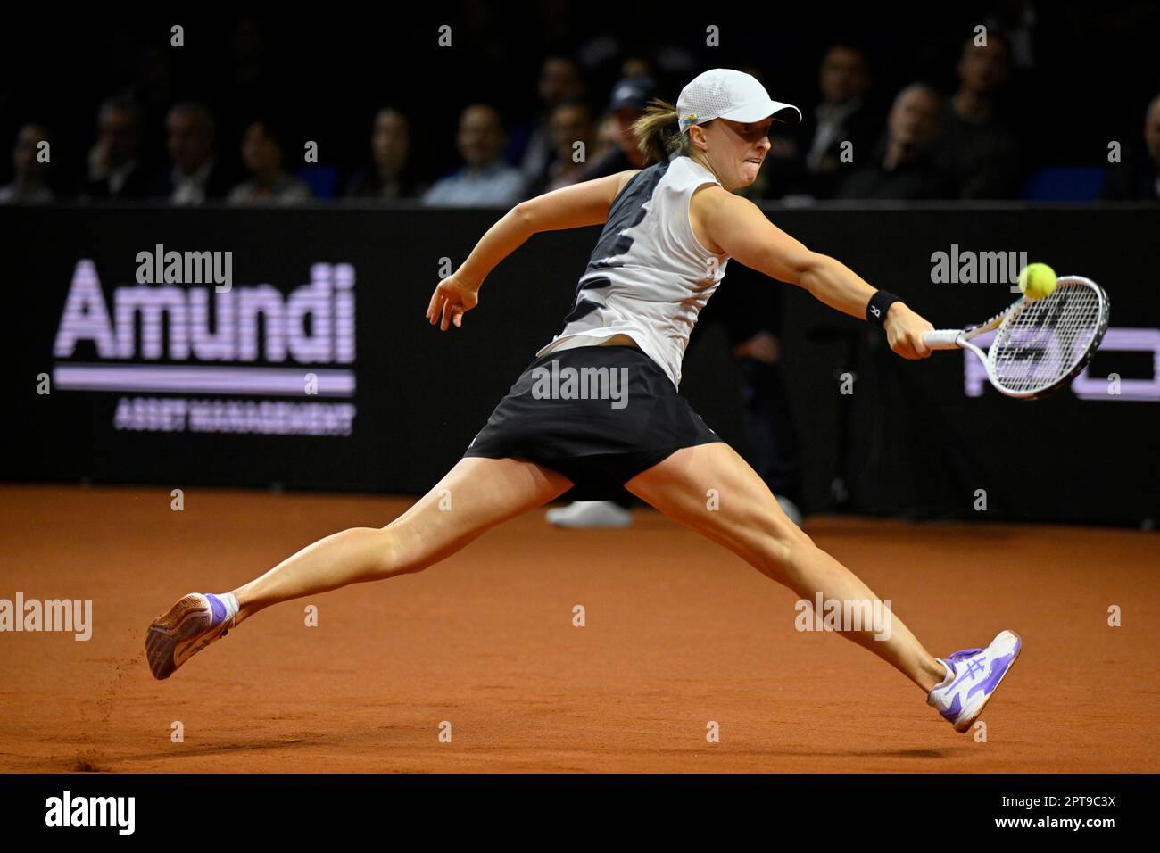 Iga Świątek jogando no saibro indoor Porsche Tennis Grand Prix